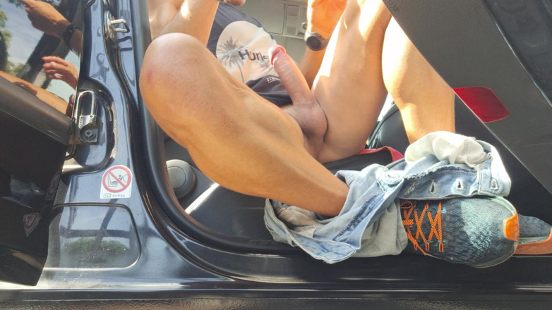 Hotsportfitboy: Masturbarse en el coche - me encanta acariciar mi polla dura...