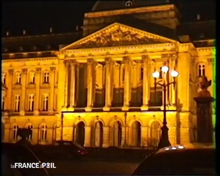 French Family Secrets: Šukají uprostřed ulice, na pohled na prvního kolemjdoucího!