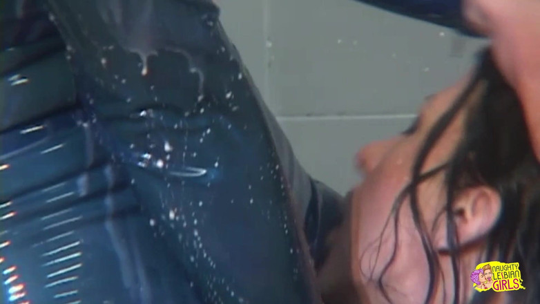 Naughty Lesbian Girls: Sprchování s brunetkou pokrytou latexem končí lesbickou nálož sexuálními hračkami