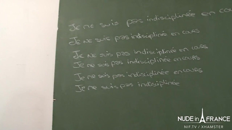Nude in France: 二つのいたずらなフランスの学生女の子に大学の女の子制服の商品舐めてるとお尻クソに三人組