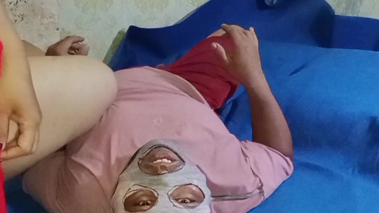 Babang endut: El coño de la esposa de mi amigo chorreó porque...