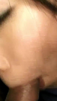 日本苗条少女在第一次约会时无码地吹箫