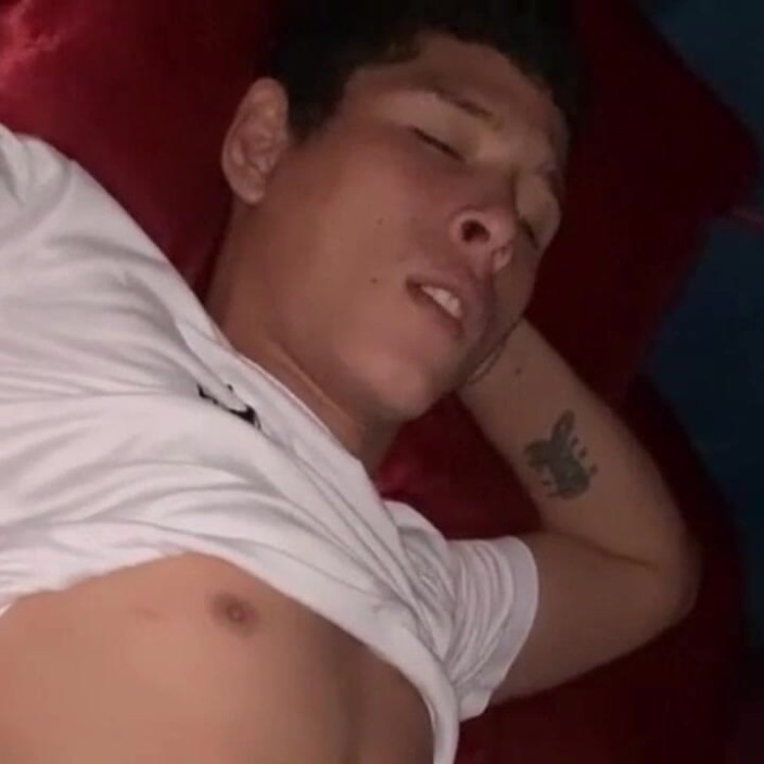 Romeoblowjob: Latino aruncă și este penetrată adânc în fundul păros!