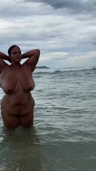 Awek montel Analua melancap bogel secara awam di pantai