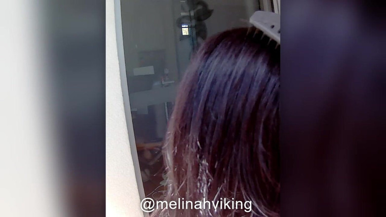 Melinah Viking: Esmer saç fırçalama