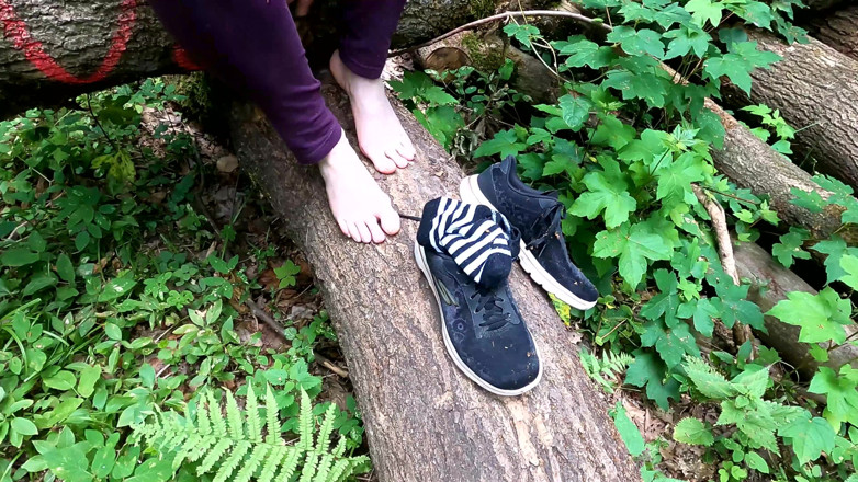 Bouncy Tits Action: Ihre nackte vagina im wald klatschen
