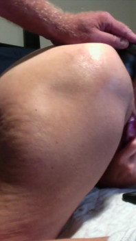 Sexy MILF dostane obrovský anální kolík a anální korálky, které jí vloží do zadku manžílek