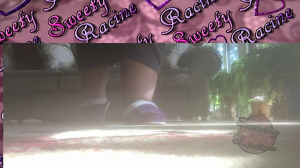 Sweety Racine: Dev iri güzel kadın ayakları yürüyor