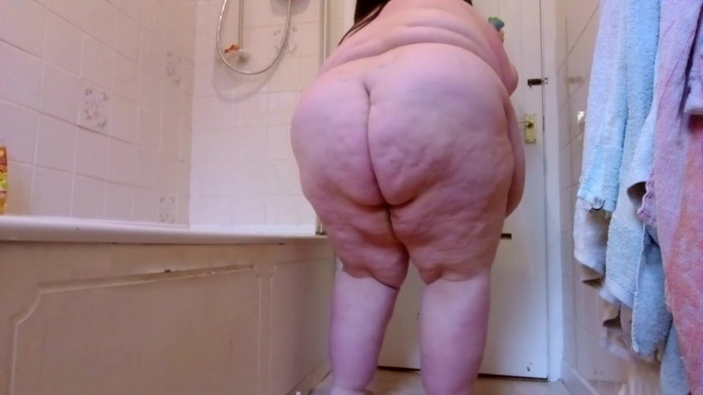 SSBBWLadyBrads: Çıplak ssbbw alt kamera görünümünü temiziyor