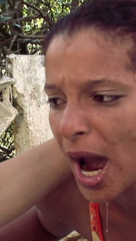 Tragar enema al aire libre - chicas en bikini comparten enema y orinan en la terraza