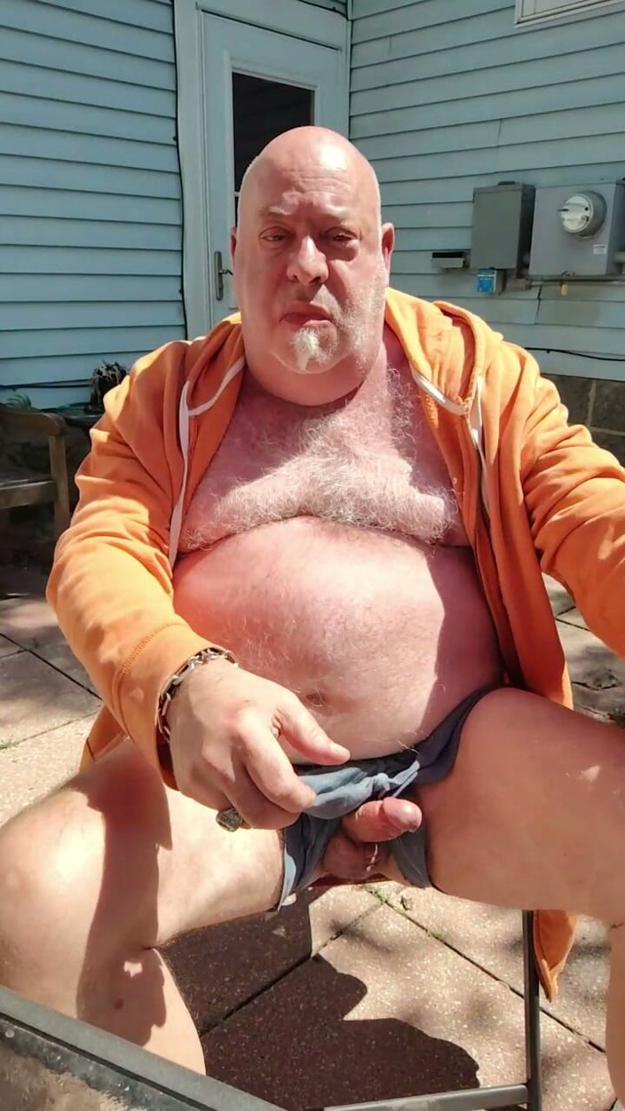 beardaddychub: Short Public Cum!!