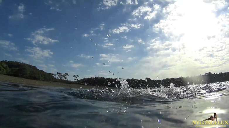 Nylondelux: Нейлонові розваги на громадському пляжі