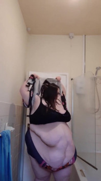 SSBBW neckt vor der dusche