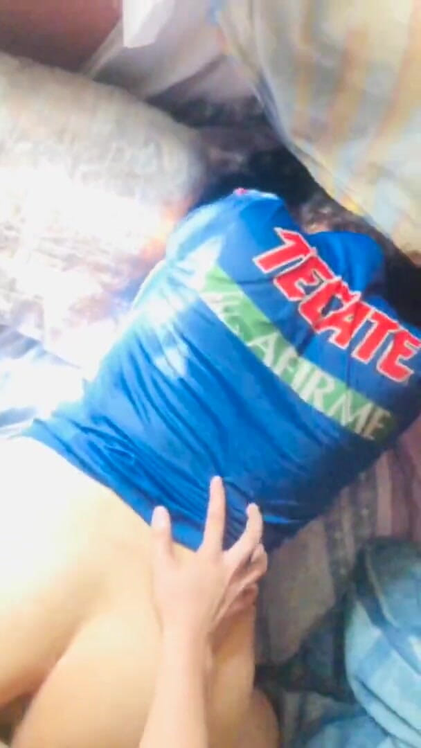 Mexicasero: 我朋友的继母穿着漂亮的蓝色礼服留在我家。