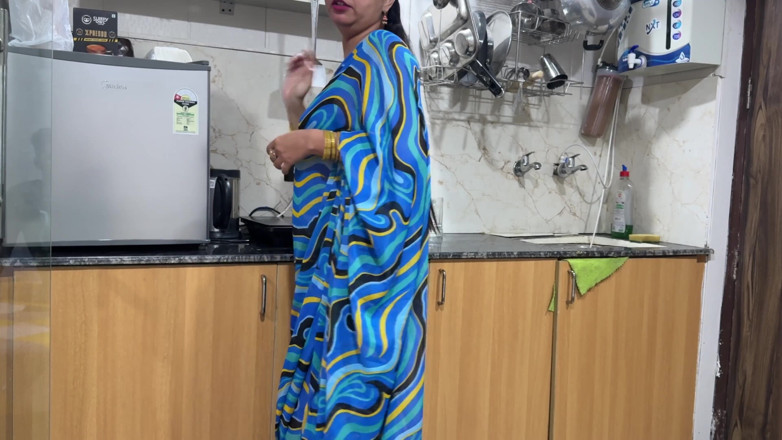 Hornycouple149: Fiul vitreg este dependent de porno și mama vitregă își folosește corpul...