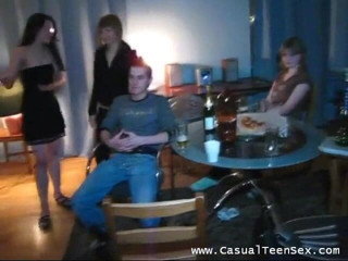 Casual Teen Sex: Gadis di pesta pelajar