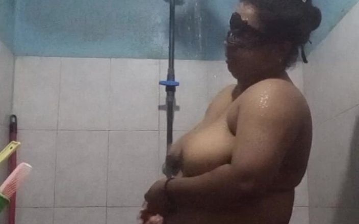 Ramesh: Cewek ini lagi mandi sambil bugil