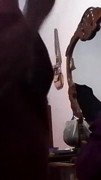 Ela dá um tapa na mão para colocar no vestido rosa da meia-irmã