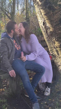Îi scot pula din pantaloni și încep să-l masturbez și să-l sărut, apoi îi sug pula!
