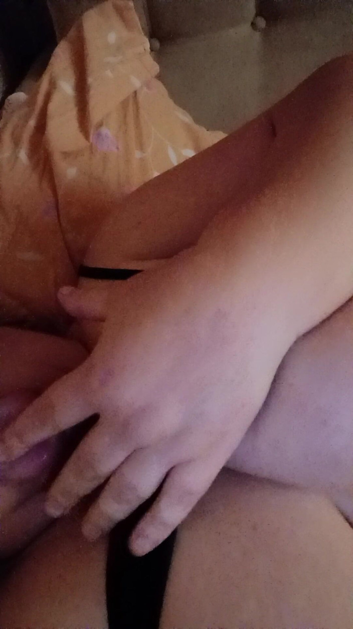 Dreammama: सुंदर फूहड़ उसकी चूत के साथ खेलती है