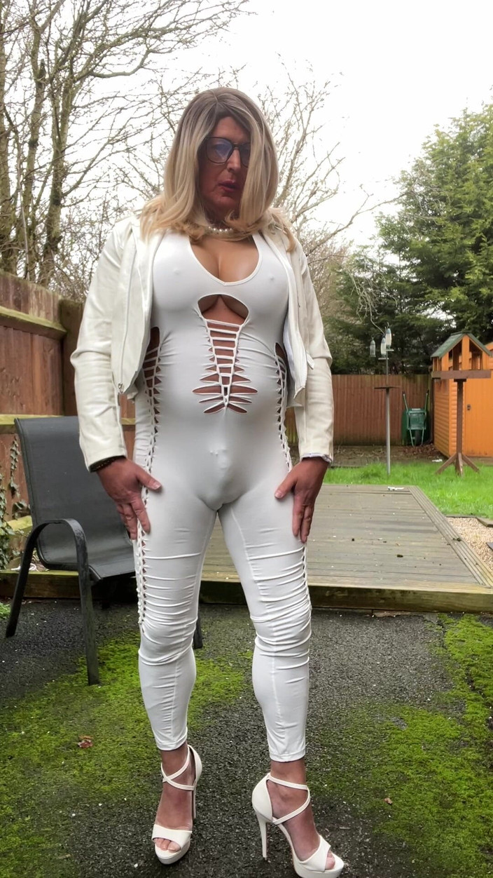 Kellycd2022: Amador crossdresser Kellycd2022 sexy milf se masturbando ao ar livre...