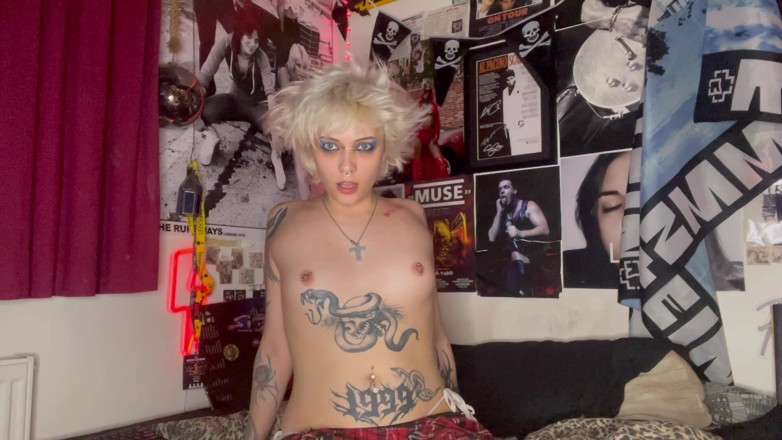 Glitterqueen1999: Posso coccolare con te fratellastro?