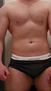 Enorme Duitse stiefvader trekt dikke pik af in openbaar toilet na de training - Phantomgentx