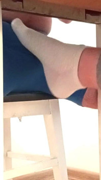 Sockjob și orgasm distrus sub masă