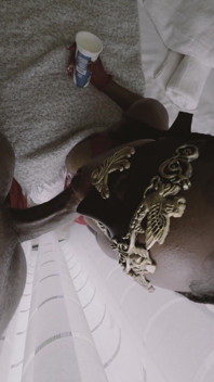 Pequena menina dando boquete desleixado