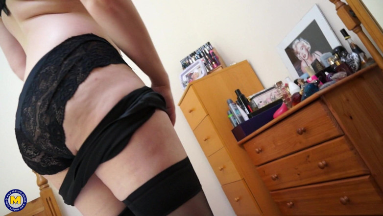 Mature NL: A La Mamá Rubia Caliente Daisy Woods Le Encanta Jugar...