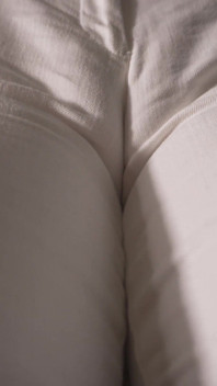 Milf in witte spijkerbroek pronkt met haar grote cameltoe-lippen