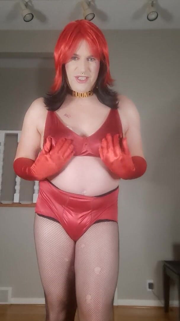 Victoria Lecherri: Pelacur satin merah awak untuk satu malam!