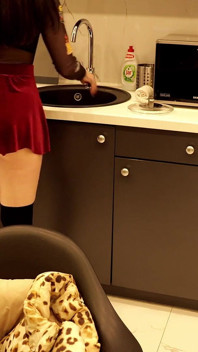 Žhavá sexy hnědovlasá vysokoškolačka v minisukni si svléká spodní prádlo, aby ukazovala její masitou těsnou kundičku