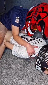 Chlap v teniskách Mxhelmet a Nike Tn šuká jiného chlapa