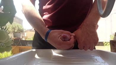 Kinky Guy: Летний писсинг на улице