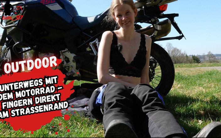 Bikergirl_97: Prsty venku na motorkářské túře až do dvojitého orgasmu!