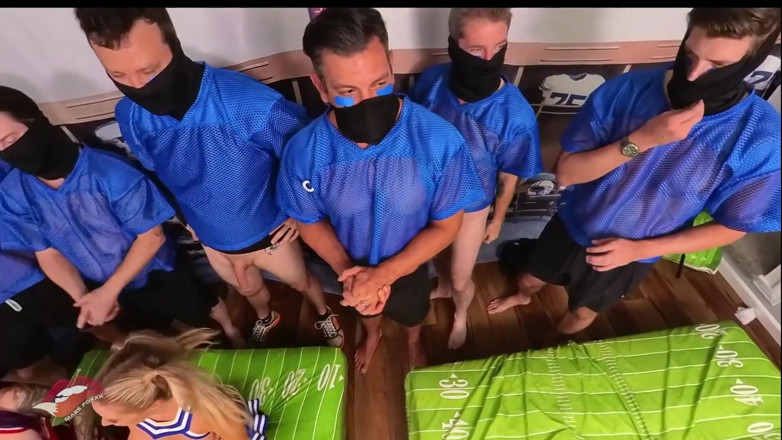 Danielle Renae: Pemain bola sepak vs pembimbing sorak 360 batang