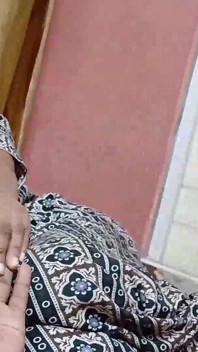 Gorąca milf zdradza męża i rucha się z sąsiadem