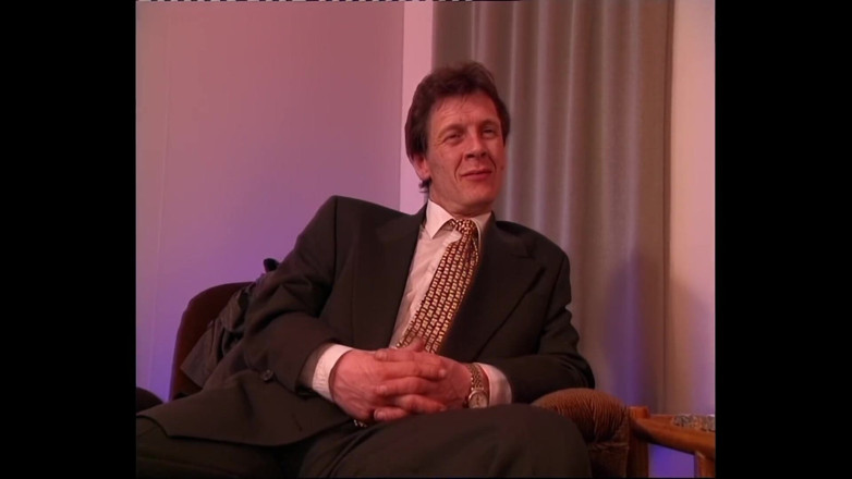 Pov Atack: 갈색 머리 MILF는 발로 남편을 노예로 삼습니다.