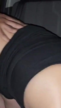 Stoute vrouw gaat naar het swingershuis en zuigt de lul van de mannen