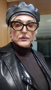 Blondă în piele