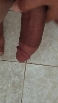Mais jovem garoto gay fode na punheta