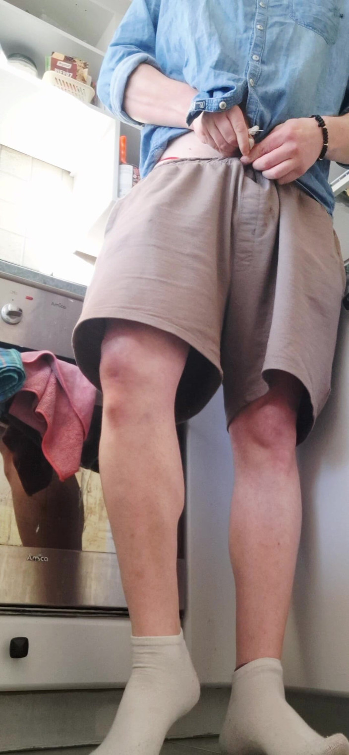 StickyGeckon: Husband Jerk off to Sink He Is Fast Becasue Wife...