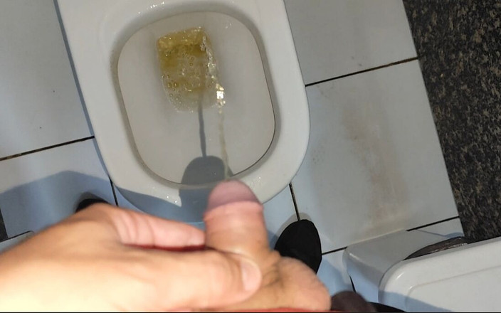 Straight Daddy Club: Złoty deszcz rano w szatni w pracy.