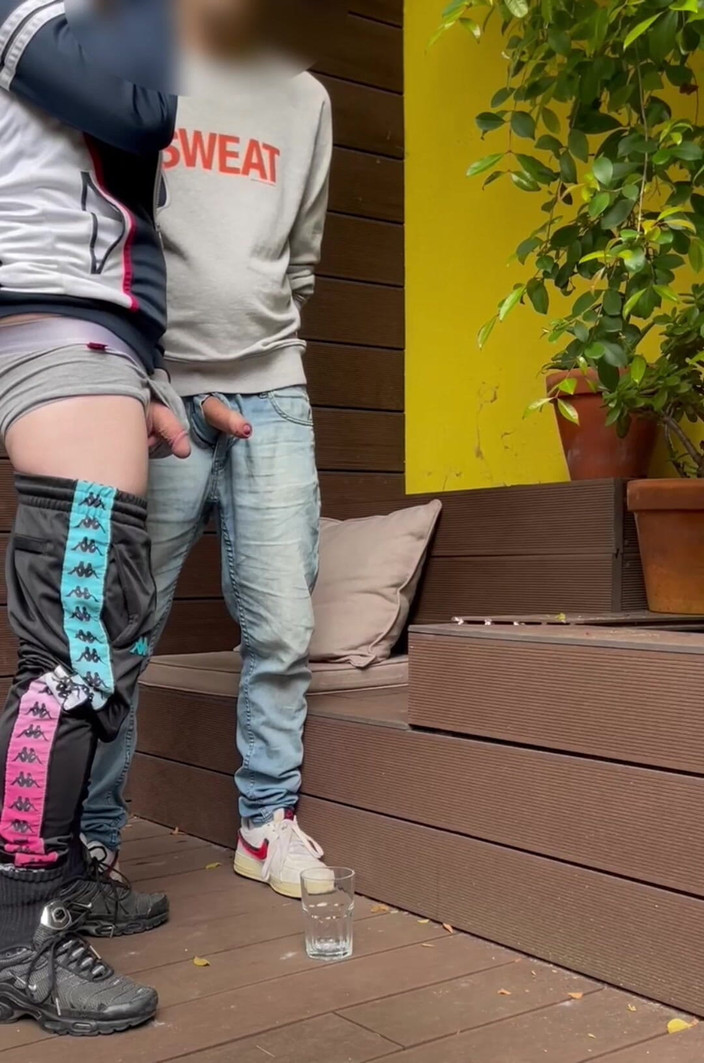 AmateurBoysPissing: 2 чуваки намагаються пописати в склянку