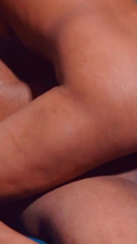 İnce seksi yenge devar tarafından tamamen çıplak yakalandı