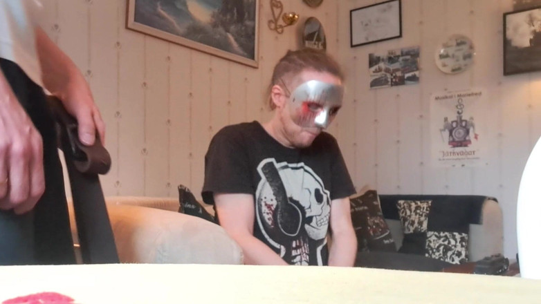 Oznob Oznofla: एमेच्योरबॉय हाथ, पैर और गांड पर कोड़े मारता है