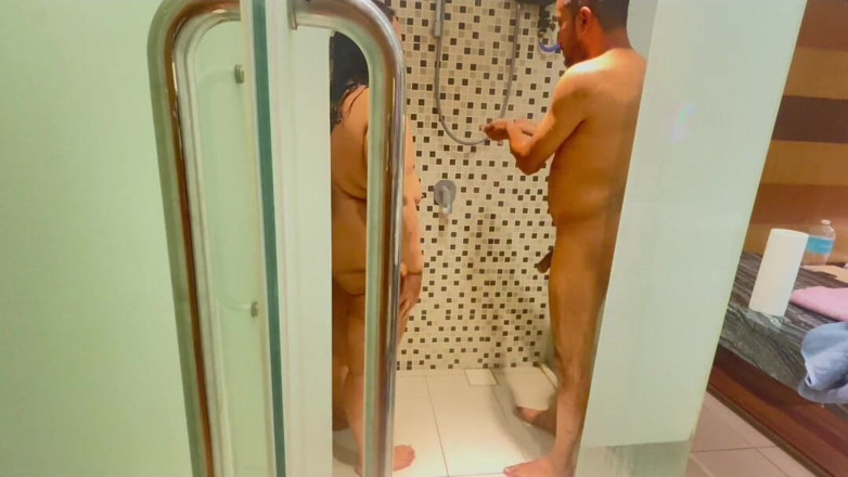 Goldwife69xxx: Малайська дружина займається сексом в душі