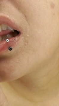 Zlobivá fetiš banana piercings velké rty