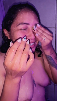Preciosa Hermanastra Me Chupa El Pene Y Como Recompensa Me Vengo En Su Cara